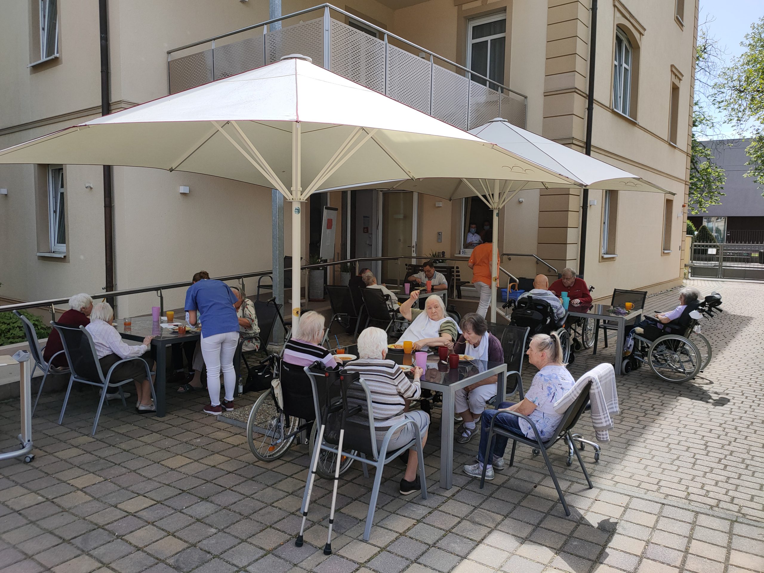 Wir genießen die ersten Sonnenstrahlen gemeinsam im Garten